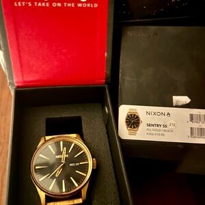 Nixon Sentry SS in Gold and Black